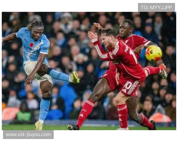 曼城多库在对阵利物浦比赛中打入世界波