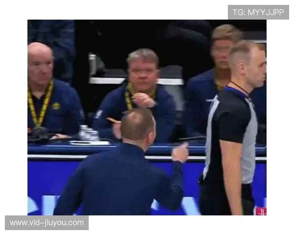 酋长球场暴雨中现争议判罚，VAR介入引双方教练不满