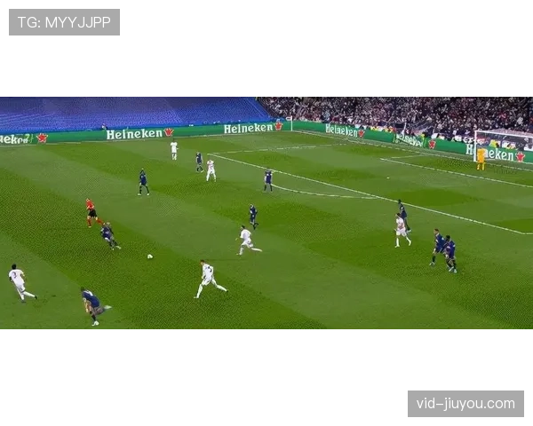 镜头聚焦:维尼修斯一次长达80米的回追防守展现极致比赛投入度 镜头聚焦:维尼修斯一次长达80米的回追防守展现极致比赛投入度