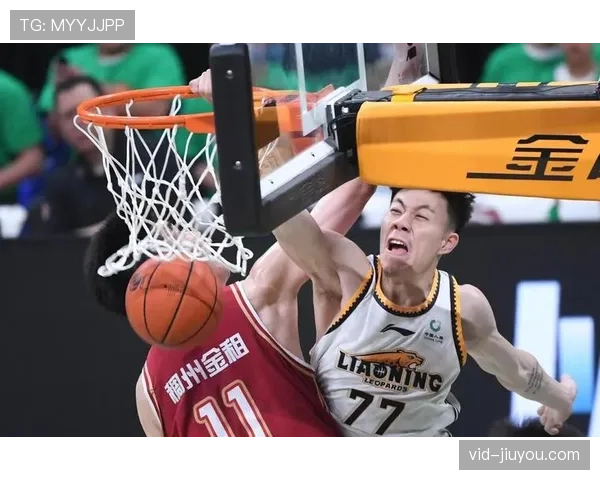 特写:张镇麟完成隔扣后怒吼,点燃主场观众激情 特写:张镇麟完成隔扣后怒吼,点燃主场观众激情